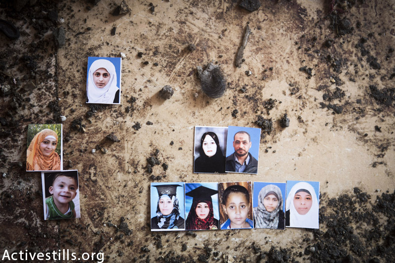 תמונות של עשרה מבני משפחת בלטה מצולמות על הריסות בית המשפחה, מחנה הפליטים ג׳באליה, עזה, ספטמבר 9, 2014. (אן פאק / אקטיבסטילס) 