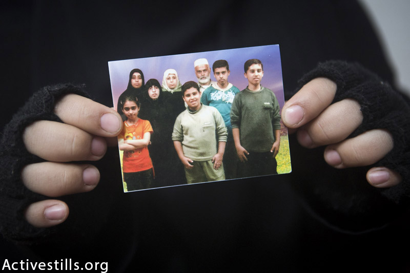 תמונות של משפחת אל האג׳י, מצולמות בבית המשפחה במחנה הפליטים חאן יוניס, עזה, 18 פברואר, 2015. שני חברי משפחה, יאסר (26) ופאידה (27), שאוחזת בתמונה. השניים ניצלו מהמתקפה שהרגה את 8 קרובי משפחתם ב 10 ליולי 2014. (אן פאק / אקטיבסטילס)