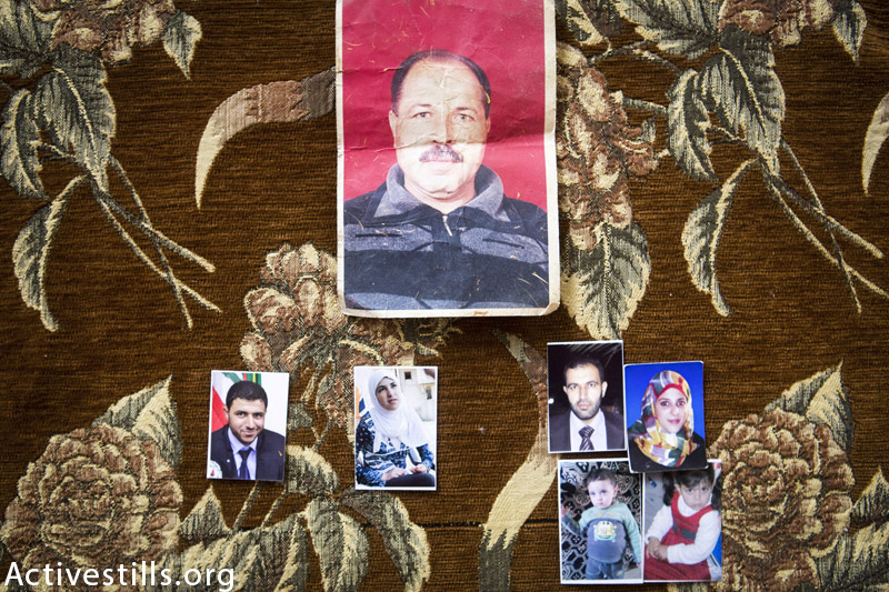 תמונות משפחת מוחמד אטה אל נאג׳ר מצולמות בבית האח בחאן יוניס, עזה, 18 פברואר, 2015. שמונה חברי משפחה נהרגו בהתקפה ישראלית על הבית ב 29 ליולי, 2014. 