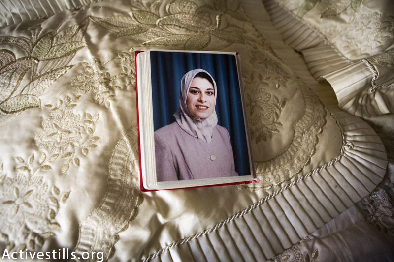 תמונה של טגהריד שאבאאן אל-חילאני, מצולמת על מיטתה בבית משפחת חילאני, בית לאהיה, עזה, ספטמבר 18, 2014. טגרהיד נהרגה יחד עם בעלה, איבראהים, וחמשת ילדיהם בהתקפה ישראלית ב 21 ליולי, 2014. (אן פאק / אקטיבסטילס)