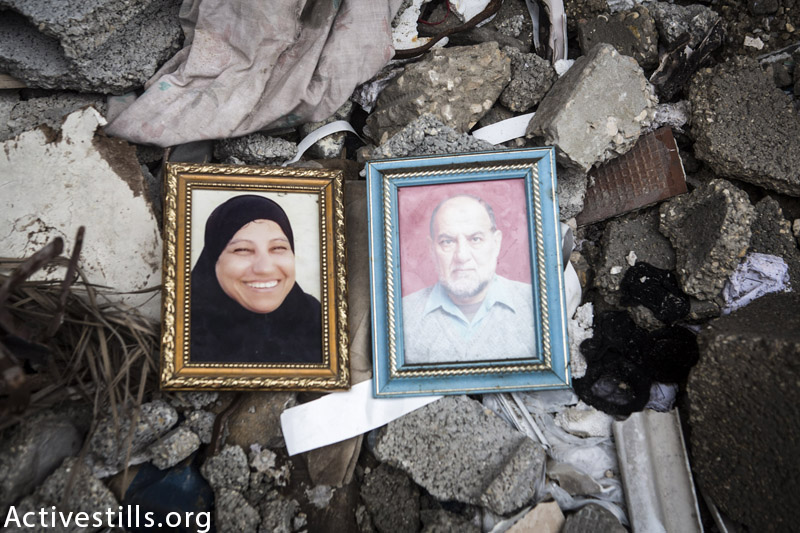 תמונות של הזוג, איברהים אבדואללה אבו-אטה (67) ואישתו ג׳מילה (55), מצולמות על חורבות ביתם במחנה הפליטים ג׳אבליה, רצועת עזה, פברואר 23, 2015. הם נהרגו בהתקפה ישראלית יחד עם שני ילדיהם ונכד ב 24 ליולי, 2014. (אן פאק / אקטיבסטילס)