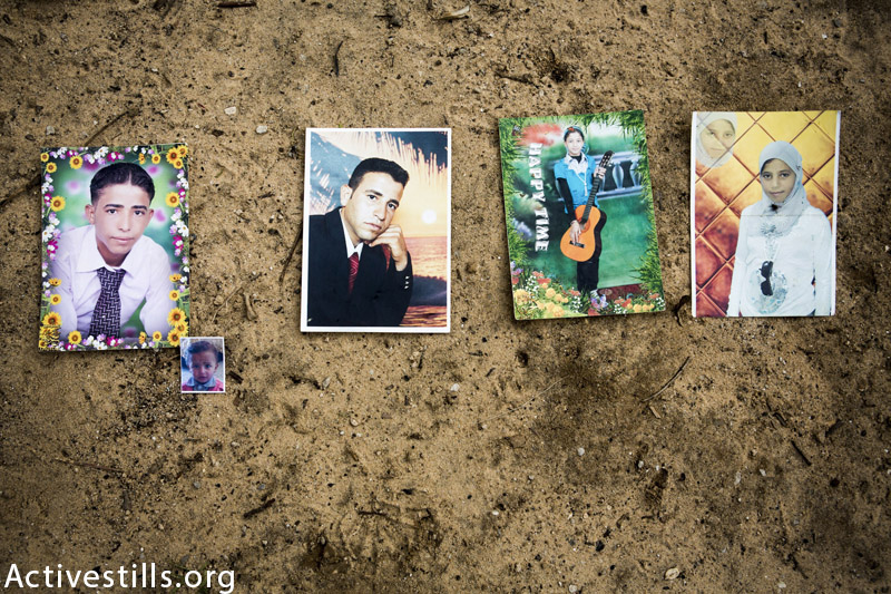 תמונות של (משמאל לימין): נאמן מוסא (24), בנו סאמיח (1.5) וקרוביו, אבדל ראחמאן (32) וסאמאר מוסא אבו-ג׳אראד (14), אלהם (17), מצולמות בגן ביתם בעיזבת בית ח׳אנון, רצועת עזה, פברואר 23, 2015. (אן פאק / אקטיבסטילס)