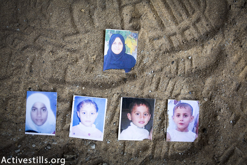 תמונות של משפחת ג׳ודאה: ראאויה (43), וילדיה (משמראל לימין), אסניאם (14), רגהאד (12), אוסאמה (6), ומוחמד עיסאם (8), מצולמות בנקודה בה נהרגו בהתקפה ישראלית בגן ביתם, ג׳אבאליה, רצועת עזה, 19 מרץ, 2015. (אן פאק / אקטיבסטילס)