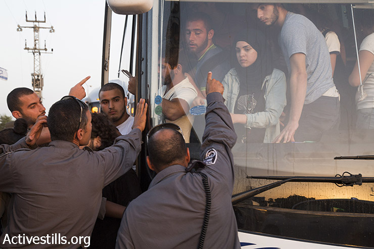שוטרי יס"מ מנסים למנוע ממפגינים למען מוחמד עלאן לרדת מהאוטובוס (קרן מנור / אקטיבסטילס)