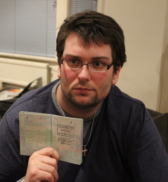 גארי ספדינג עם חותמת הסירוב בדרכון (Aaron Dover)