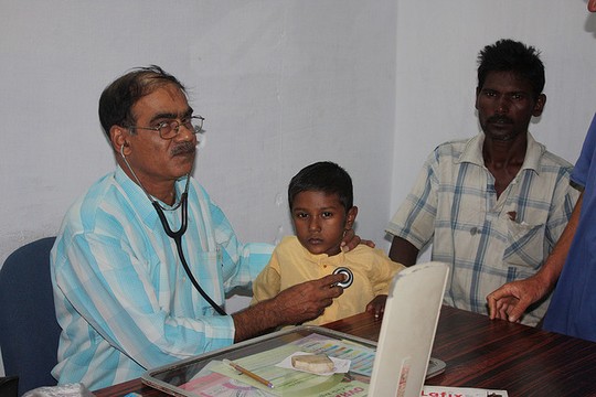 רופא בהודו (אילוסטרציה: BBC World Service CC BY-NC 2.0)