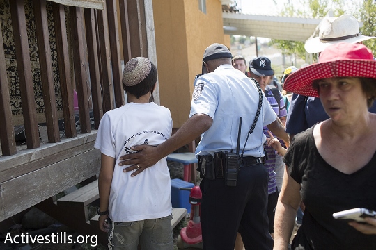 ילד למשפחת מתנחלים מנסה למנוע את מהלך הסיור (אורן זיו / אקטיבסטילס)