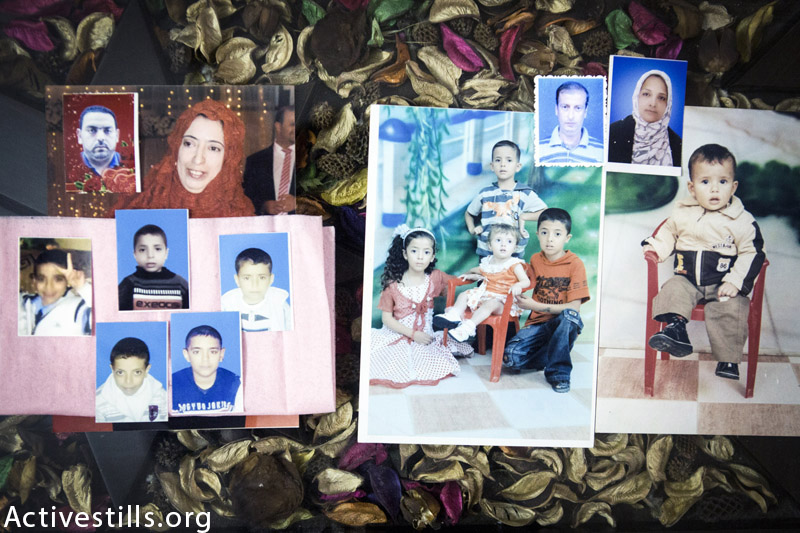 תמונות של 14 מחברי משפחת אבו-עמאר שנהרגו במתקפה ישראלית על בית המגורים אל-דאלי בחאן יוניס מצולמות ב 15 לנובמבר, 2014. כ-34 בני אדם נהרגו מחמש משפחות שונות במתקפה ישראלית על בית המגורים ב 29 ליולי, 2014. (אן פאק / אקטיבסטילס)