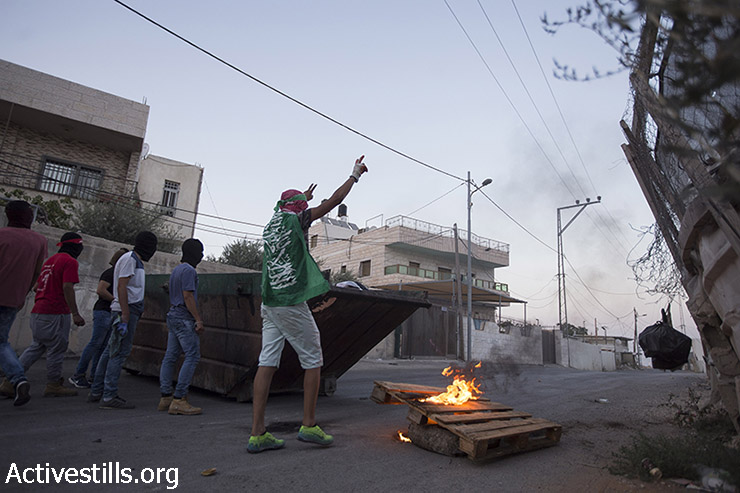 צעירים פלסטינים מפגינים סולידריות עם שובת-הרעב מוחמד עלאן, שכונת עיסוואיה, מזרח ירושלים, 19 אוגוסט, 2015. (פאיז אבו-רמלה / אקטיבסטילס)