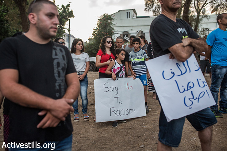 תושבות יפו מפגינות נגד התוכנית לבניית פרוייקט מגורים ליהודים באמצע השכונה הפלסטינית עג'מי, יפו. 22 באוגוסט 2015. (יותם רונן/אקטיבסטילס)