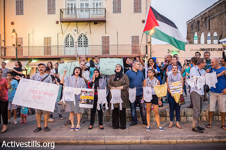 פלסטינים תושבי ישראל מפגינים נגד ההתקפה על משפחת דוואבשה, יפו, 4 אוגוסט, 2015. (אורן זיו / אקטיבסטילס)