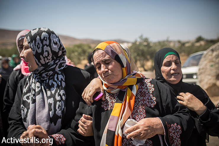 אמו של סעד דוואבשה מתמוטטת במהלך הלוויתו בכפר דומא, 8 אוגוסט, 2015. (יותם רונן / אקטיבסטילס)