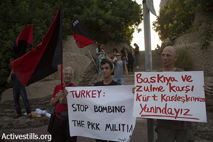 פעילים אנרכיסטים מוחים מול השגרירות הטורקית בתל אביב נגד ההתקפות האחרונות של הצבא הטורקי נגד המיליציות הכורדיות, 26 ביולי 2015. (אורן זיו/אקטיבסטילס)