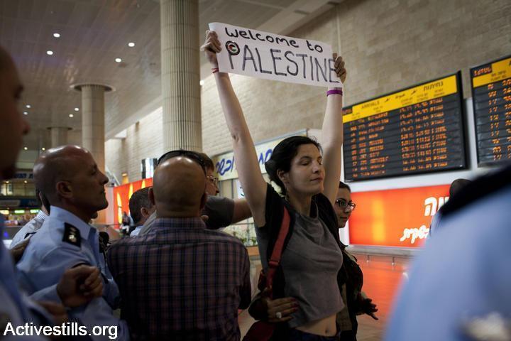 מעצר של פעילה שהגיעה לתמוך במטס, נתב"ג, 2012. הכניסה לישראל נמנעה מעשרות פעילים (אורן זיו / אקטיבסטילס)