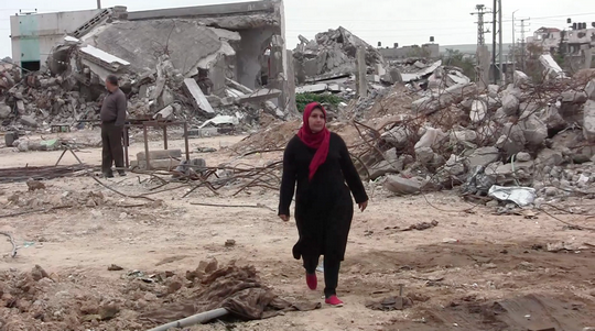 סאברין אל-טרטור, עובדת השטח של המרכז הפלסטיני לזכויות אדם, במהלך הביקור בשג'אעיה (ג'ן מרלו)