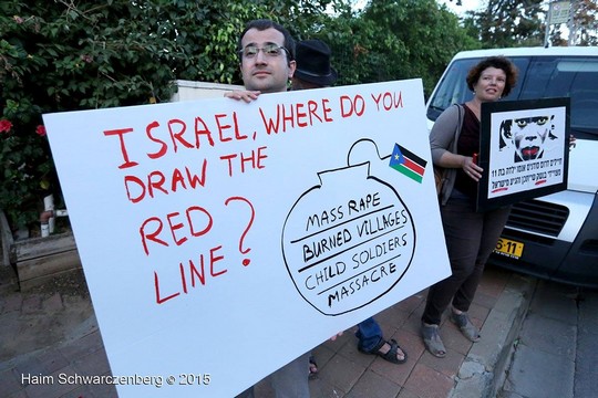 "ישראל, איפה אנחנו מותחים את הקו האדום?" הפגנה מול בית שגריר דרום סודן בישראל. צילום: חיים שוורצנברג