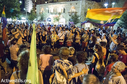 צעירות וצעירים בהפגנת זעם בכיכר ציון, לאחר פיגוע הדקירה שאירע במהלך מצעד הגאווה בירושלים (קרן מנור/אקטיבסטילס)
