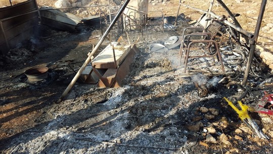 שריפת אוהל בדואי בכפר אל-סמיה כנקמה על מעצרים מנהליים של פעילי ימין (צילום: זאכריה סדה, רבנים למען זכויות האדם)