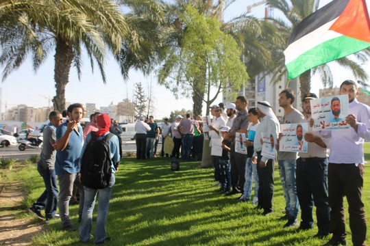 מפגינים מול בית החולים סורוקה דורשים את שחרורו ומוחים נגד הכוונה להזינו בכפיה (צילום: אברהים אבו סיאם)