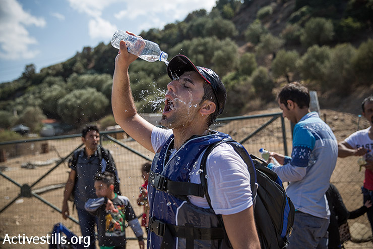 פליט לאחר הגעתו לחוף אפתלו בצפון האי היווני לסבוס, יוון, 11 בספטמבר 2015.  (יותם רונן/אקטיבסטילס)