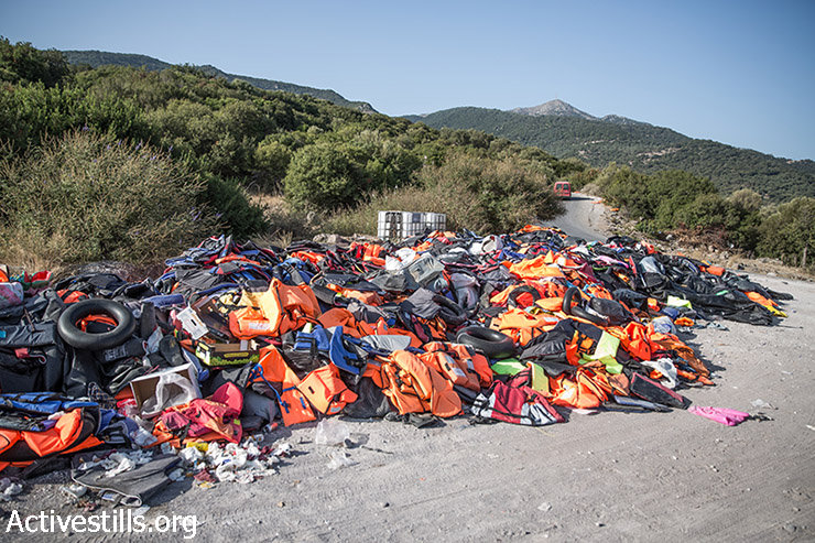 ערימת מעילי הצלה שהשאירה חבורת פליטים שחצו את הים האגאי בסירת גומי מטורקיה זרוקה בחוף אפתלו בצפון האי היווני לסבוס, 11 בספטמבר  2015.  (יותם רונן/אקטיבסטילס)