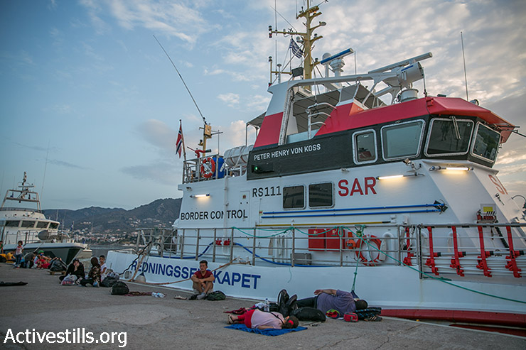 פליטים שוכבים ליד מעבורת בנמל מיטילנה, בירת האי היווני לסבוס, 10 בספטמבר 2015. (יותם רונן/אקטיבסטילס)