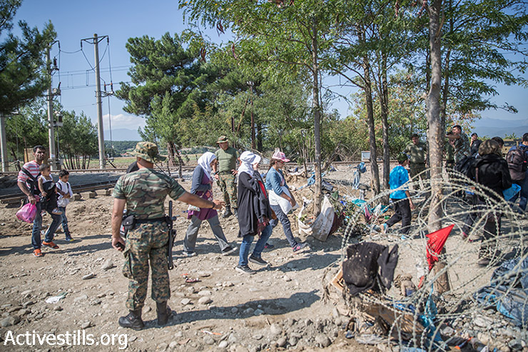 פליטים חוצים את גבול יוון-מקדוניה ליד הכפר אידומני, בצפון יוון, ב -13 בספטמבר 2015. אלפי פליטים, רבים מהם מסוריה חוצים את מקדוניה כל יום במסעם למערב וצפון אירופה. (יותם רונן/אקטיבסטילס)