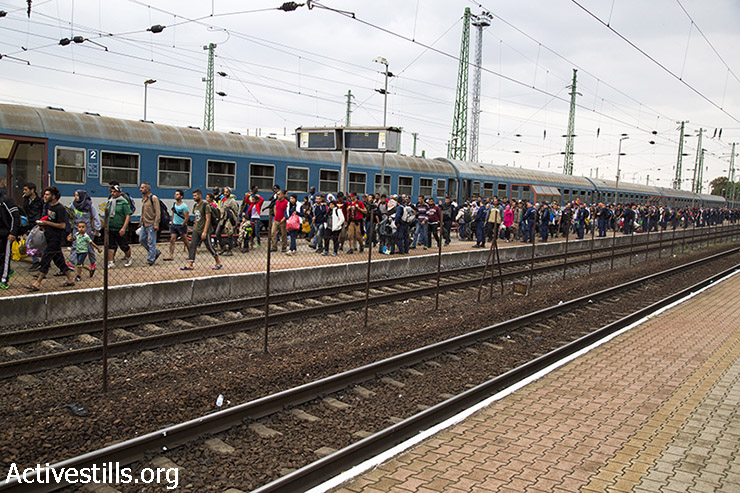 פליטים, רובם מסוריה ואפגניסטן, יורדים מהרכבת בעיירת הגבול ההונגרית הגשלום, 14 בספטמבר 2015. הונגריה, שאליה אלפי פליטים חצו מסרביה, החלה לרוקן את המחנות שהקימה לאורך הגבול ולהסיע פליטים עם רכבות לכיוון הגבול עם אוסטריה. (קרן מנור/אקטיבסטילס)