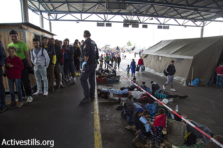 פליטים מחכים בתור לארוחה חמה, בעוד שאחרים נחים במחנה המעבר בגבול האוסטרי, 14 בספטמבר 2015. בעבר היה האזור מסוף גבול, אך לא היה בשימוש מאז בוטל הפיקוח בגבולות בין מדינות האיחוד האירופי. (קרן מנור/אקטיבסטילס)