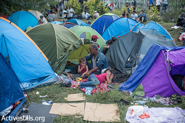 פליטים במחנה שהוקם בצד הסרבי בגבול סרביה-הונגריה הסגור, 15 בספומבר 2015. (יותם רונן/אקטיבסטילס)