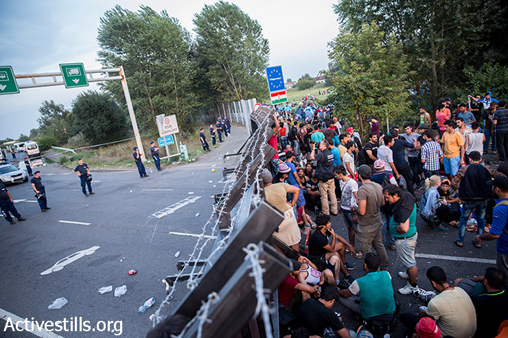 פליטים מוחים בצד הסרבי של גבול סרביה-הונגריה על סגירת הגבול ההונגרי, 15 בספטמבר 2015. (יותם רונן/אקטיבסטילס)