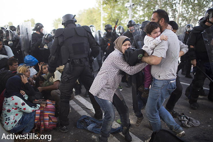 שוטרים הונגרים מפזרים פליטים המפגינים מול גבול סרביה-הונגריה הסגןר, 16 בספטמבר 2015. (אורן זיו/אקטיבסטילס)