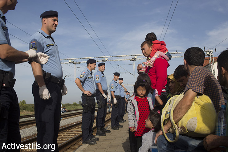פליטים ממתינים בתחנת הרכבת בעיירה הקרואטית טוברניק, לאחר שחצו את הגבול מסרביה, 17 בספומבר 2015. (אורן זיו/אקטיבסטילס)