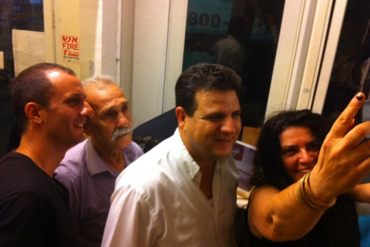 שולה קשת, איימן עודה, ראובן אברג'יל וליאור קיי אבישי בסיור בדרום תל אביב (חגי מטר)