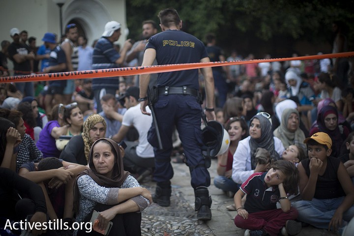 נשים וילדים סורים מחכים להכנס לראיון בתחנה המטרה המקומית (אורן זיו/אקטיבסטילס)