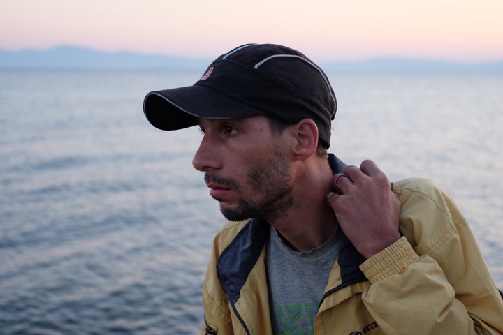 פליט סורי שמשפחתו נשארה בסוריה, דקות לאחר שהגיע  מטורקיה לחוף בקוס  (צילום: איירין נאסר) 