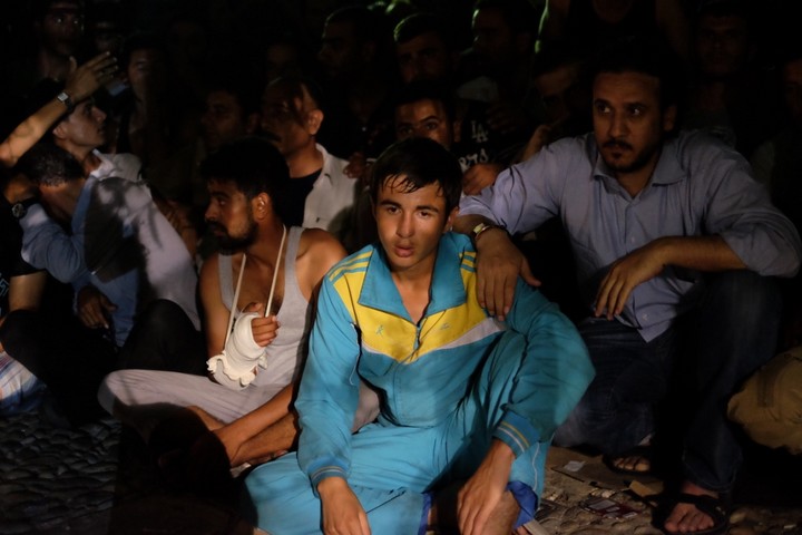 פליטים מחכים להכנס לראיון בתחנה המשטרה (צילום: איירין נאסר) 