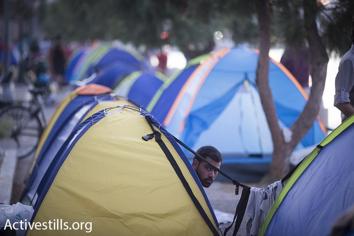 פליט סורי יושב באוהל שלו בחוף הים בקוס (אורן זיו/אקטיבסטילס)