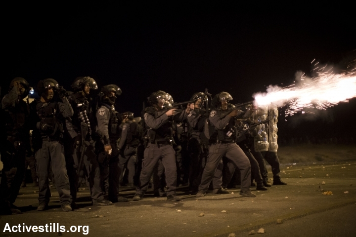 שוטרים יורים לעבר מפגינים בעיירה חורה, נגד תוכנית פראוור, 2013 (אקטיבסטילס)