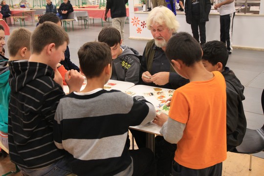 מתנדב מעביר פעילות לילדים השוהים במקלט (צילום באדיבות berliner stadtmission)