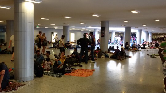 כל משפחה מסמנת את המרחב שלה באמצעות שמיכה. מבקשי מקלט בתחנת הרכבת בבודפשט (שחר שוהם)