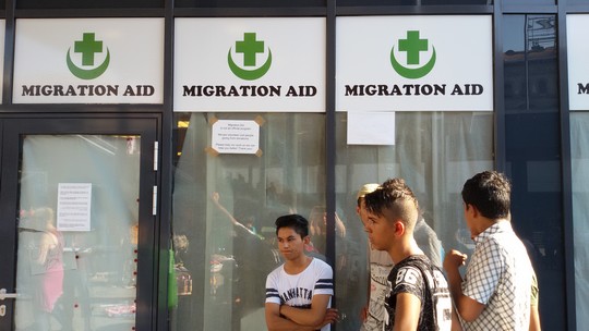 אזרחים הונגרים התארגנו לסייע למבקשי המקלט באופן עצמאי במסגרת קבוצת  "סיוע למהגרים" (שחר שוהם)