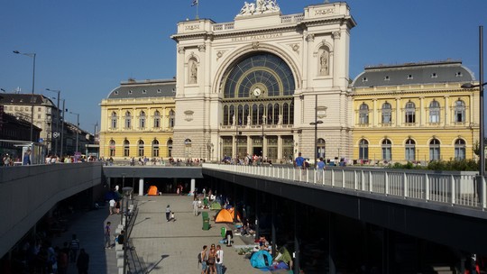 מבקשי מקלט מרחבי העולם במפלס התחתון של תחנת הרכבת המרכזית בבודפשט, הונגריה (שחר שוהם)