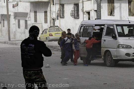 אזרחים בורחים בזמן קרבות בין כוחות אסד לבין צבא סוריה החופשי, אידליב, 2012 (Freedom House CC BY 2.0)