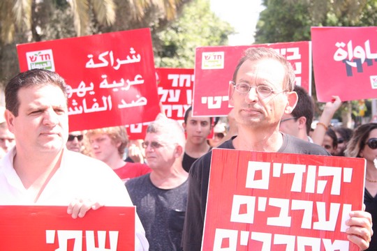 דב חנין ואיימן עודה, הפגנה נגד הסלמה בתל אביב (חגי מטר)