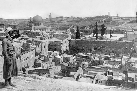 הכותל המערבי מאחורי שכונת המוגרבים, לפני שנחרבה, ומסגדי אל-אקצא. 1917