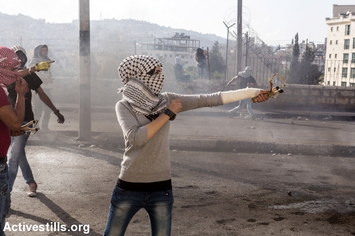 נערה פלסטינית זורקת אבנים על חיילים, בית לחם (אן פאק / אקטיבסטילס)