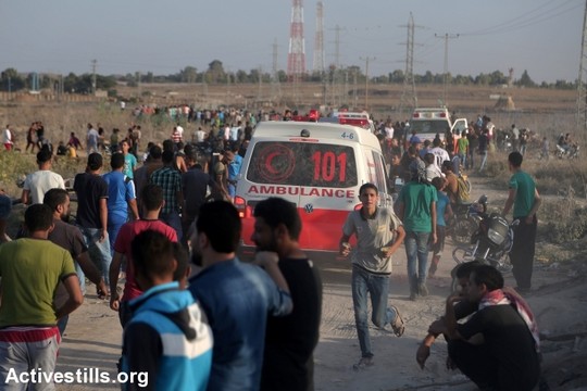 פצועים בהפגנה בעזה, קרוב לגדר נחל עוז (חוסאם סאלם / אקטיבסטילס)