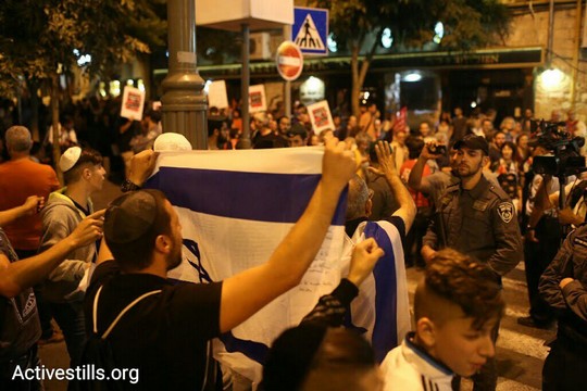 פעילי ימין מפגינים נגד אלפי מפגיני שמאל בירושלים.  17 באוקטובר 2015. (אורן זיו/אקטיבסטילס)