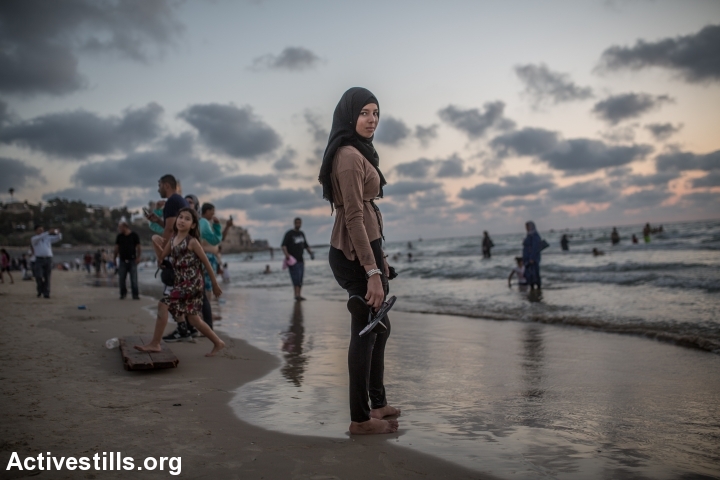 פלסטינית בחוף הים בתל אביב (יותם רונן / אקטיבסטילס)